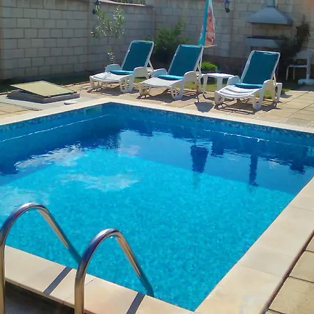 Famili Barba Yani Szálloda *