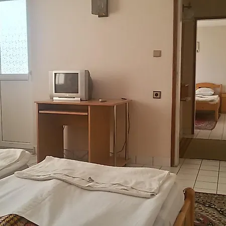 Famili Barba Yani מלון *